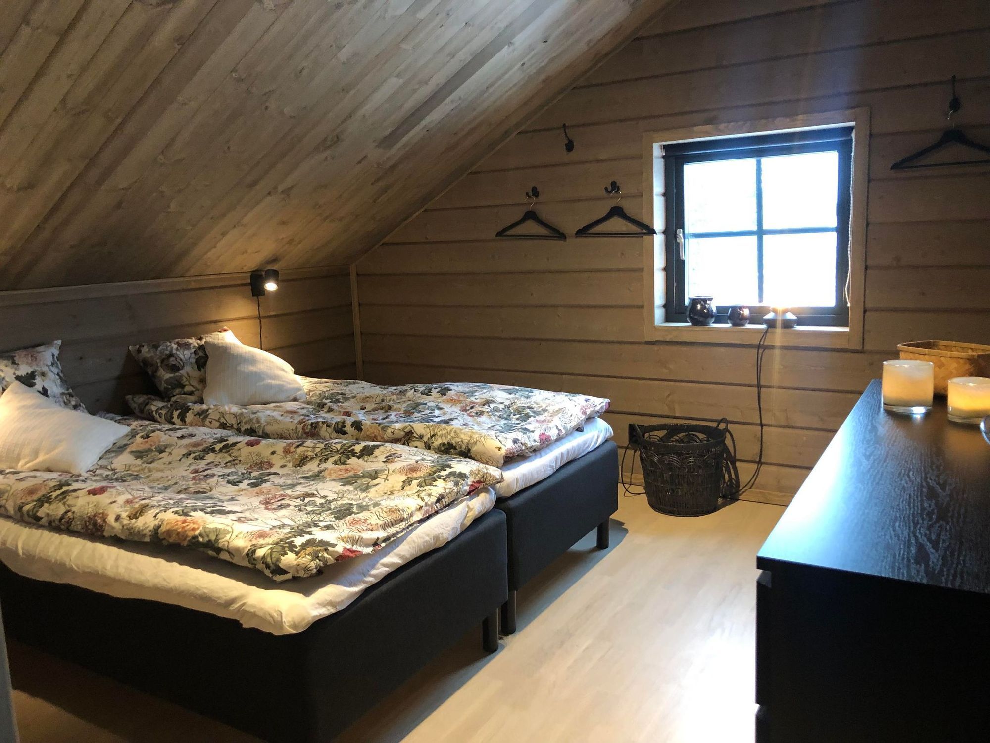 Sovrum på övervåningen med två bäddade sängar och fönster mot fjället